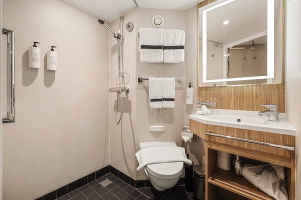 HX Hurtigruten Expeditions, MS Spitsbergen, Arctic Superior QJ, Credit - Espen Mills.jpg